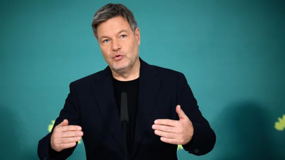 Minister Robert Habeck am Dienstag in Berlin - vor dem Auftritt bei Twitch. - © Bernd von Jutrczenka/dpa