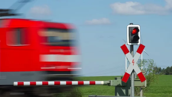 Ein Lkw-Fahrer zog das Auto der 78-J&auml;hrigen von den Gleisen, Sekunden bevor ein Zug durchfuhr. (Symbolbild) - &copy; Patrick Pleul/dpa-Zentralbild/dpa