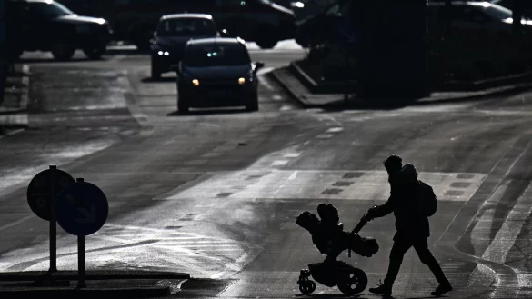 Es braucht mehr Zebrastreifen oder Verkehrsinseln - und das an den richtigen Orten, fordert etwa Unfallforscher Siegfried Brockmann. (Archivbild) - © Sebastian Christoph Gollnow/dpa