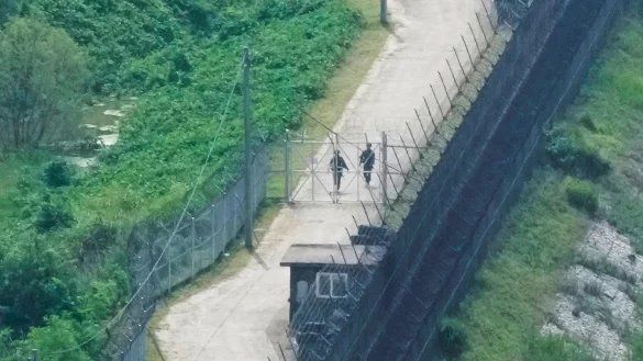Am Donnerstagabend ist es einem nordkoreanischen Mann gelungen, die hochger&uuml;stete Grenze zu S&uuml;dkorea zu &uuml;berqueren. (Archivfoto) - &copy; Ahn Young-joon/AP
