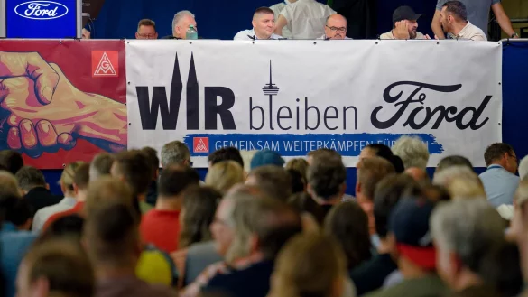 Der Andrang ist groß bei der Betriebsversammlung beim Kölner Autobauer Ford Deutschland. - © Henning Kaiser/dpa