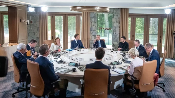 Mit Selenskyj, aber ohne Trump: Der G7-Gipfel nach der Abreise des US-Präsidenten. - © Michael Kappeler/dpa POOL/dpa