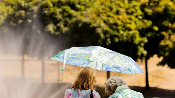 Aufmerksamkeit ist wichtig: Ältere und pflegebedürftige Menschen sind bei Hitze besonders gefährdet. - © Rolf Vennenbernd/dpa/dpa-tmn