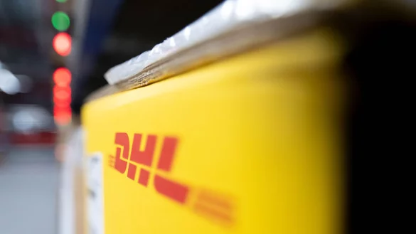 DHL-Pakete - © Hendrik Schmidt/dpa