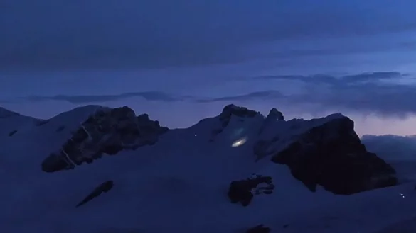 Am frühen Morgen kam ein Hubschrauber zu den Bergsteigern durch. - © -/Italienische Bergwacht/dpa