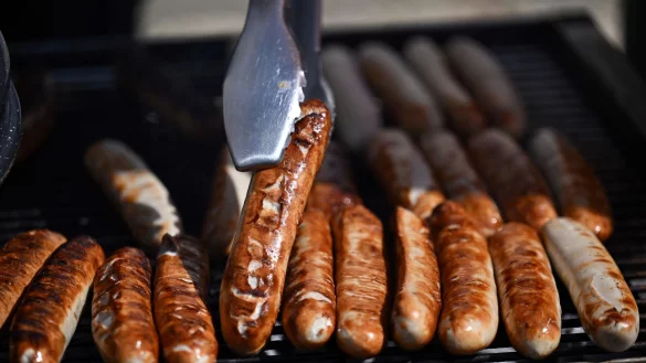Fleisch auf dem Grill muss für viele sein. (Archivbild) - © Martin Schutt/dpa