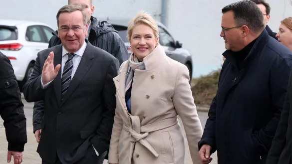 Minister Pistorius (li.), Ministerpräsidentin Schwesig und TKMS-Chef Burkhard auf Werftbesuch in Wismar. - © Bernd Wüstneck/dpa