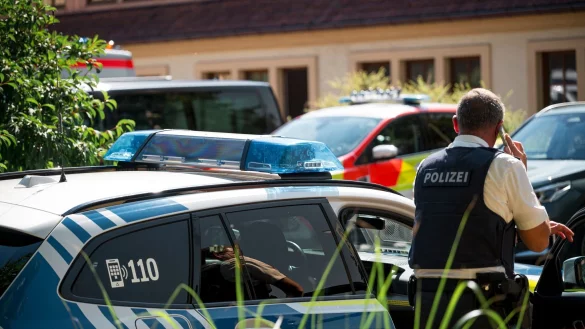 Zahlreiche Kräfte von Polizei und Rettungsdienst rückten aus. - © Daniel Vogl/dpa