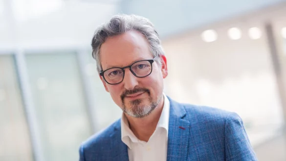 Eckart von Hirschhausen w&uuml;nscht sich, dass das Thema KI im Bundestagswahlkampf st&auml;rker thematisiert wird (Archivbild). - &copy; Rolf Vennenbernd/dpa