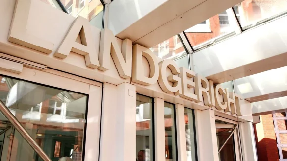 Der Mann soll die Frau aus Wut &uuml;ber die vorherige Trennung und im Streit um das Sorgerecht f&uuml;r die gemeinsamen Kinder erdrosselt haben. (Archivbild) - &copy; Roland Weihrauch/dpa