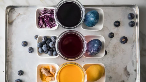 Ein Sud aus Kurkuma sorgt für ein helles Gelb, Rotkohl für ein mittleres Blau und Heidelbeeren für ein dunkles Blau. - © Christin Klose/dpa-tmn
