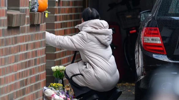 Die Gewalttat mit vier Toten in Oldenburg sorgt für Trauer und Bestürzung. - © Izabella Mittwollen/dpa