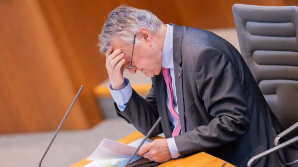 Nordrhein-Westfalens Innenminister Herbert Reul (CDU) warnt vor rechtsextremen Erlebniswelten, die junge Leute mit Spa&szlig; und Aktivit&auml;ten in ihr Netz einsaugen. (Archivbild) - &copy; Rolf Vennenbernd/dpa