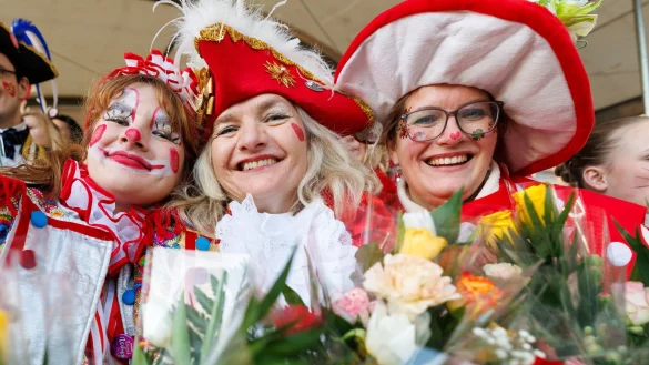 Hunderttausende feiern friedlich den Höhepunkt des Straßenkarnevals in NRW. - © Christoph Reichwein/dpa