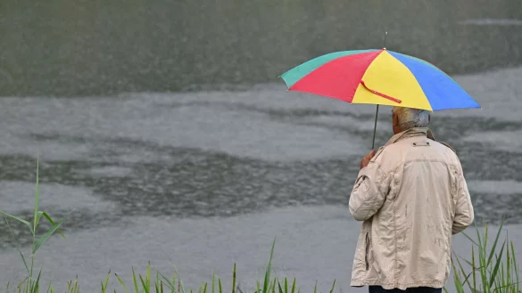 Der DWD-Meteorologe rät: Wetterfeste Kleidung und einen Regenschirm einpacken. (Archivbild) - © Patrick Pleul/dpa