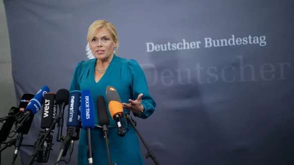 Bundestagspr&auml;sidentin Julia Kl&ouml;ckner (CDU) gab vor der konstituierenden Sitzung der Corona-Enquete-Kommission ein Statement. - &copy; Joerg Carstensen/dpa