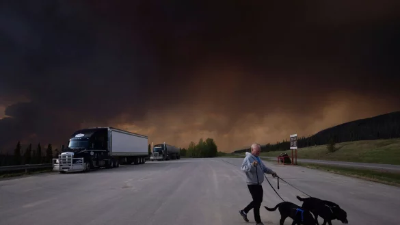 Der Himmel schwarz: So viele Waldbrände hat Kanada selten gleichzeitig erlebt. Gefährliche Waldbrände verdunkeln mittlerweile auch in Kanadas westlichster Provinz British Columbia den Horizont. - © Nasuna Stuart-Ulin/The Canadian Press via AP/dpa
