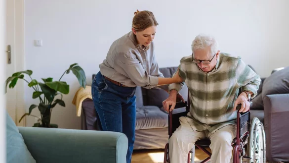 Wenn Vater oder Mutter Pflege brauchen, müssen wir unseren Alltag oft ganz neu organisieren. - © Halfpoint/Westend61/dpa-tmn