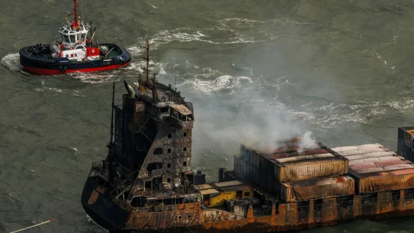 Rauch auf dem Frachtschiff «Solong». - © Dan Kitwood/getty pool/AP/dpa