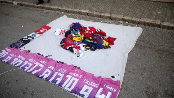 Gefälschte Trikots der deutschen Nationalmannschaft - unter anderem eines mit Nazisymbol und dem Schriftzug «Führer» - bei einem Straßenhändler in Mallorca (Symbolbilld) - © Clara Margais/dpa