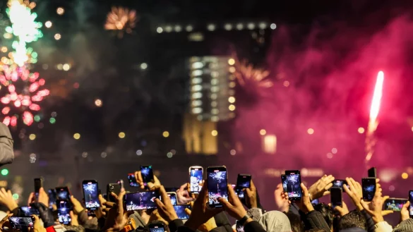 Silvester in D&uuml;sseldorf - und Tausende Menschen am Rheinufer filmen mit. - &copy; Christoph Reichwein/dpa