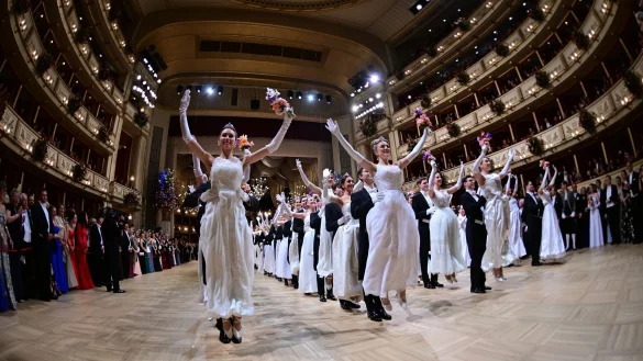 320 Deb&uuml;tantinnen und Deb&uuml;tanten er&ouml;ffnen den Ball. - &copy; Roland Schlager/APA/dpa