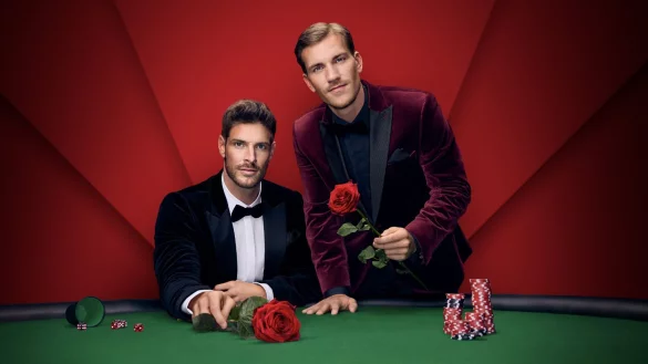 Sie verteilen bald die Rosen auf RTL: der K&ouml;lner Versicherungsfachmann Martin Braun und der Berliner Fotograf Felix Stein. (Handout) - &copy; RTL / Benno Kraehahn/dpa