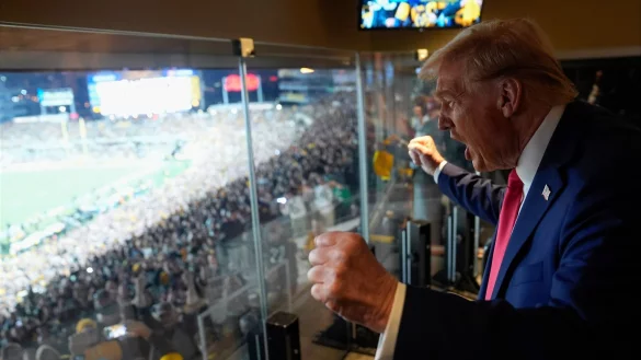 Donald Trump könnte als erster amtierender Präsident beim Super Bowl anwesend sein. - © Evan Vucci/AP Pool/dpa
