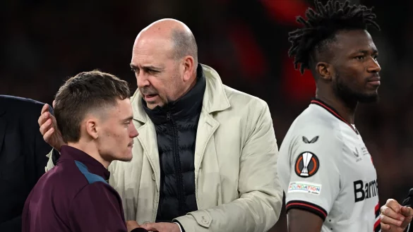 Leverkusen-Boss Fernando Carro (M) ist froh, dass Florian Wirtz (l) nicht zum FC Bayern gewechselt ist. - © Federico Gambarini/dpa