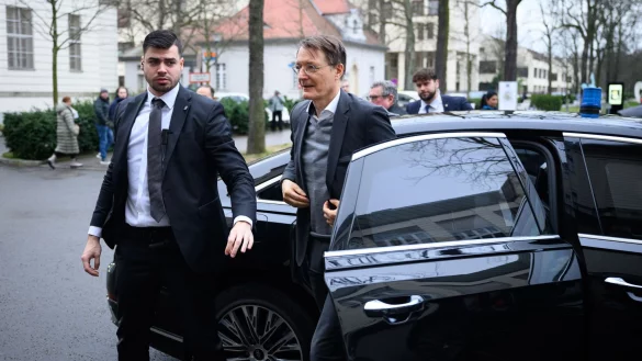 Gesundheitsminister Karl Lauterbach (SPD) wird als Mitglied der Bundesregierung von Personenschützern des Bundeskriminalamtes begleitet. (Archivbild) - © Bernd von Jutrczenka/dpa-Pool/dpa