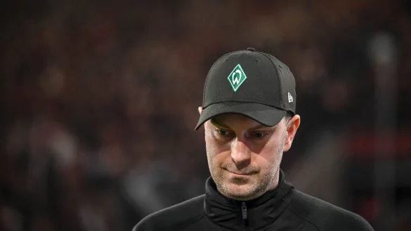 Werder-Coach Ole Werner und sein Team stehen in Bielefeld unter großem Druck. - © Harry Langer/dpa