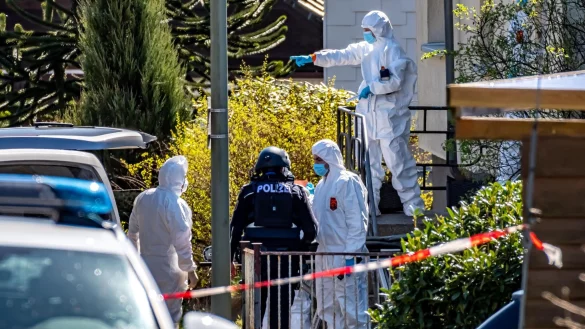 Seit dem mutmaßlichen Dreifachmord ist der Verdächtige auf der Flucht. (Archivbild) - © Markus Klümper/dpa