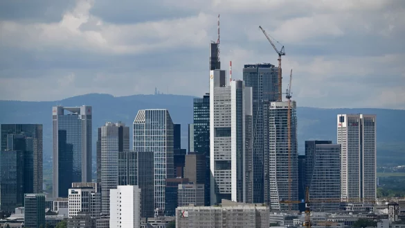 Banken halten sich mit Krediten an Mittelständler zurück (Archivbild). - © Arne Dedert/dpa
