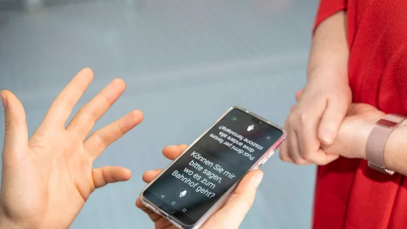 Digitaler Dolmetscher: Mit &Uuml;bersetzungsapps wie dem Microsoft Translator lassen sich auf Reisen zumindest einfache Dialoge in fremder Sprache f&uuml;hren. - &copy; Zacharie Scheurer/dpa-tmn