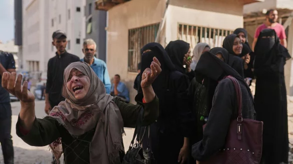 Zwar kämen mehr Lastwagen mit Hilfsgütern in den Gazastreifen - allerdings lägen die Zahlen noch unter den vereinbarten, schreibt der EAD. - © Jehad Alshrafi/AP/dpa