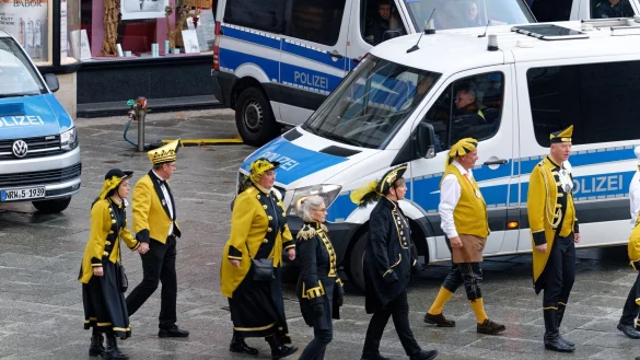 Der Straßenkarneval steht dieses Jahr unter erhöhtem Polizeischutz (Archivbild). - © Henning Kaiser/dpa