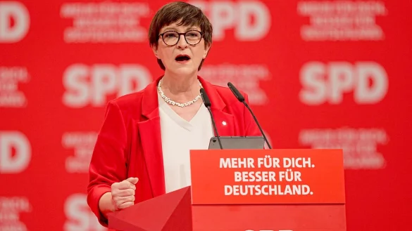 Die SPD-Chefin sieht Merz in einer Sackgasse. (Archivbild) - © Michael Kappeler/dpa