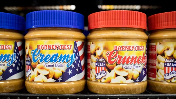 Auf die Einfuhr von US-Produkten wie Erdnussbutter sollen wieder Zusatzzölle fällig werden. (Archivbild) - © Christian Charisius/dpa