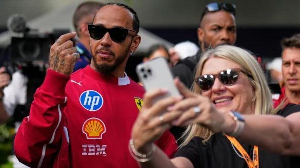 Der Formel-1-Superstar gab Regisseur Kosinski Fahrstunden. - © Asanka Brendon Ratnayake/AP/dpa