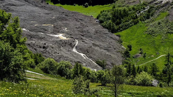 Der Fluss Lonza bahnt sich einen Weg durch den Schuttkegel. - © Jean-Christophe Bott/KEYSTONE/dpa