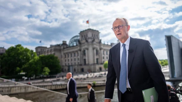 Friedrich Merz auf dem Weg zum Interview. - © Michael Kappeler/dpa