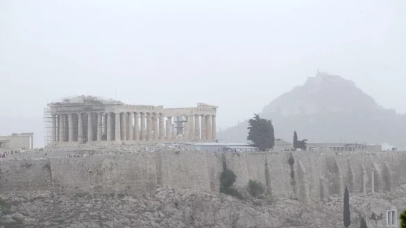 St&uuml;rmische S&uuml;dwinde hatten zuletzt gro&szlig;e Mengen feinen W&uuml;stensands aus der Sahara nach Griechenland getragen. - &copy; Aristidis Vafeiadakis/ZUMA Press Wire/dpa