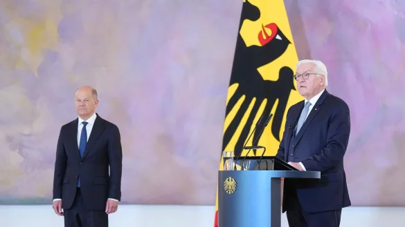 Scholz erh&auml;lt Entlassungsurkunde. - &copy; Michael Kappeler/dpa