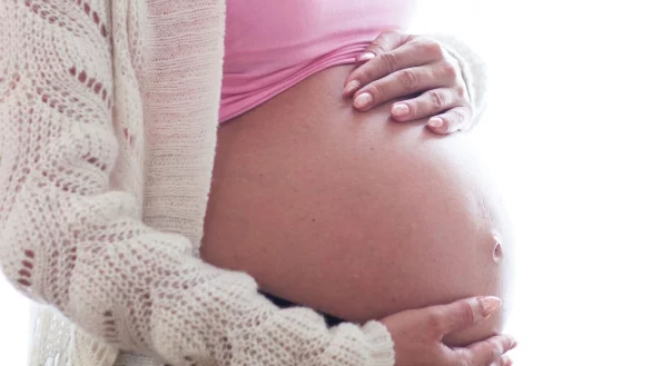 Das Risiko für bestimmte Fehlbildungen lässt sich mit einer gezielten Versorgung mit essenziellen Mikronährstoffen wie Folsäure, Jod, Eisen und Vitamin D deutlich senken. - © Christin Klose/dpa-tmn