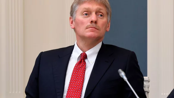 Kremlsprecher Dmitri Peskow sieht neue Sanktionsdrohungen als Ultimatum. So lasse Russland nicht mit sich reden, sagte er. (Archivbild) - © Alexei Nikolsky/AP/dpa