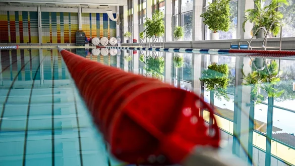 Der Junge konnte noch reanimiert werden, starb aber Tage später im Krankenhaus. (Symbolbild) - © Jens Kalaene/dpa