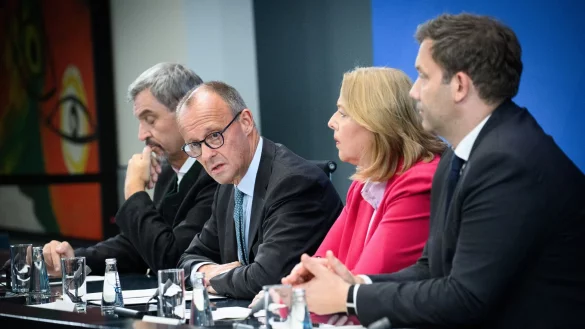Die Vorsitzenden der Regierungsparteien versprechen konstruktives Miteinander. - © Bernd von Jutrczenka/dpa