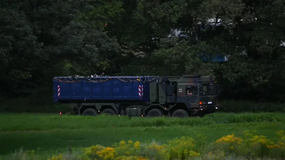 Der verunglückte Hubschrauber wird abtransportiert. (Archivbild) - © Heiko Rebsch/dpa