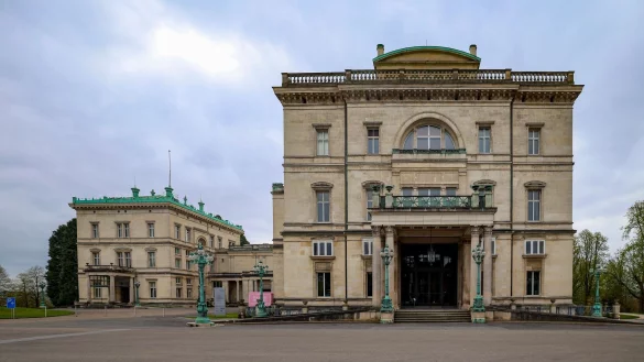 Die Villa Hügel, das einstige Krupp-Wohnhaus in Essen, wird seit 1953 für Ausstellungen genutzt - © Christoph Reichwein/dpa