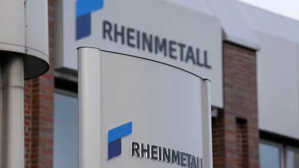 Blick auf das Firmenlogo von Rheinmetall am Unternehmensstandort in Flensburg. - © Marcus Brandt/dpa